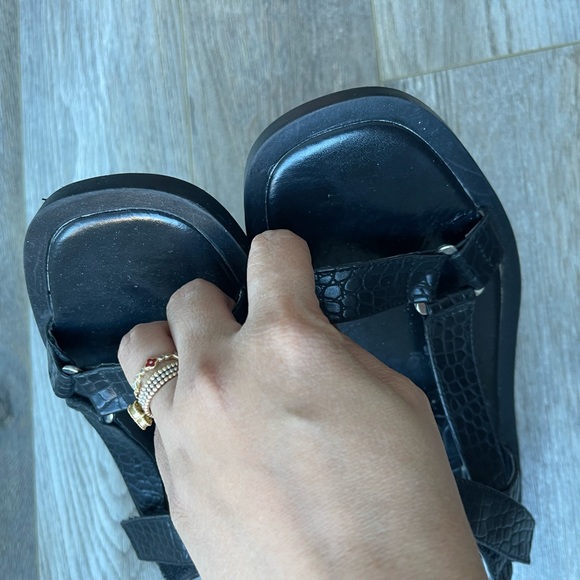 Zara sandals size 5 runs big - Picture 3 of 4